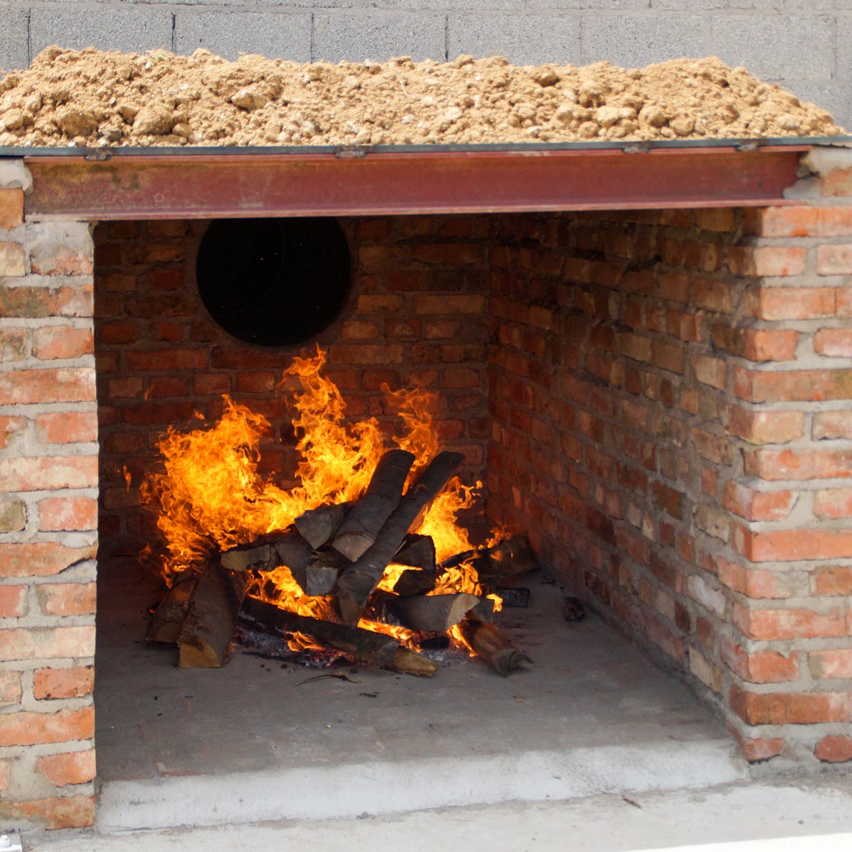 Feuerstelle mit Buchenholz