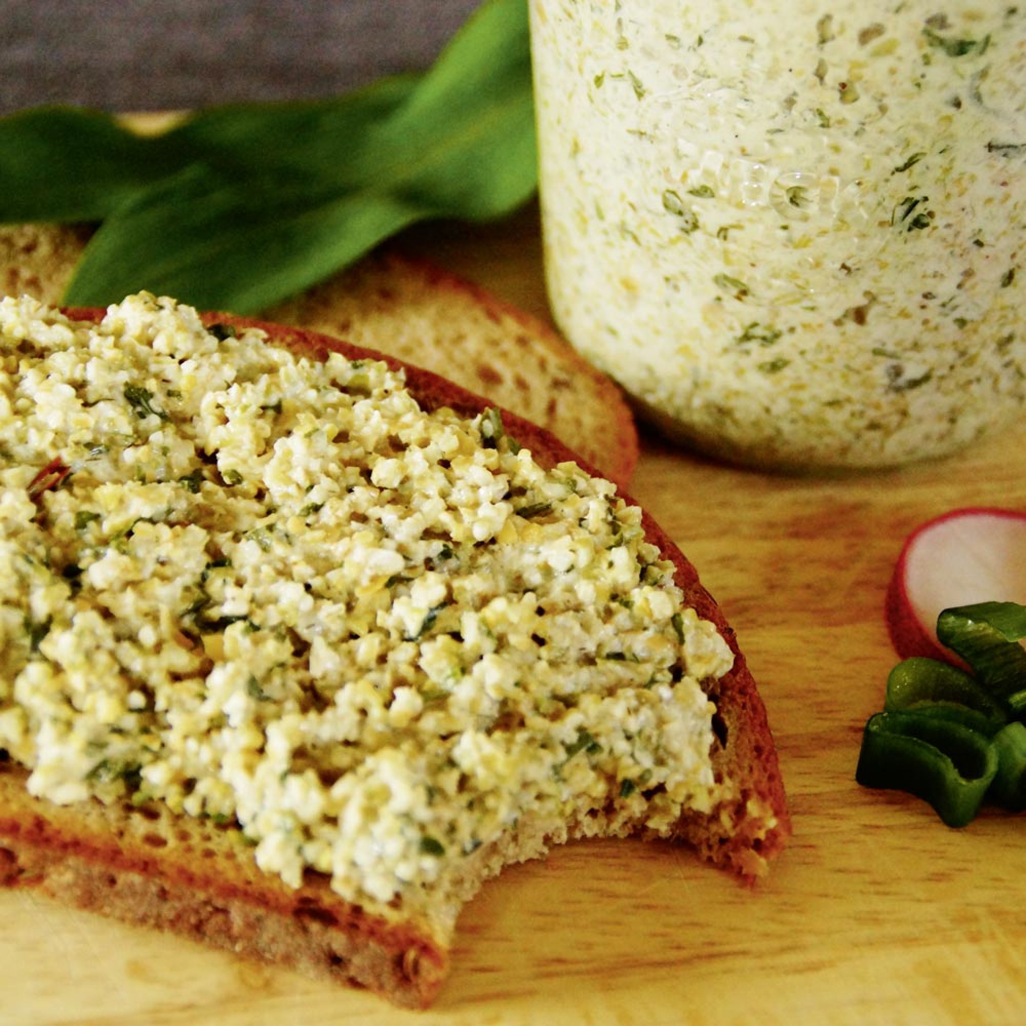 Brot mit leckeren Grünkernaufstrich