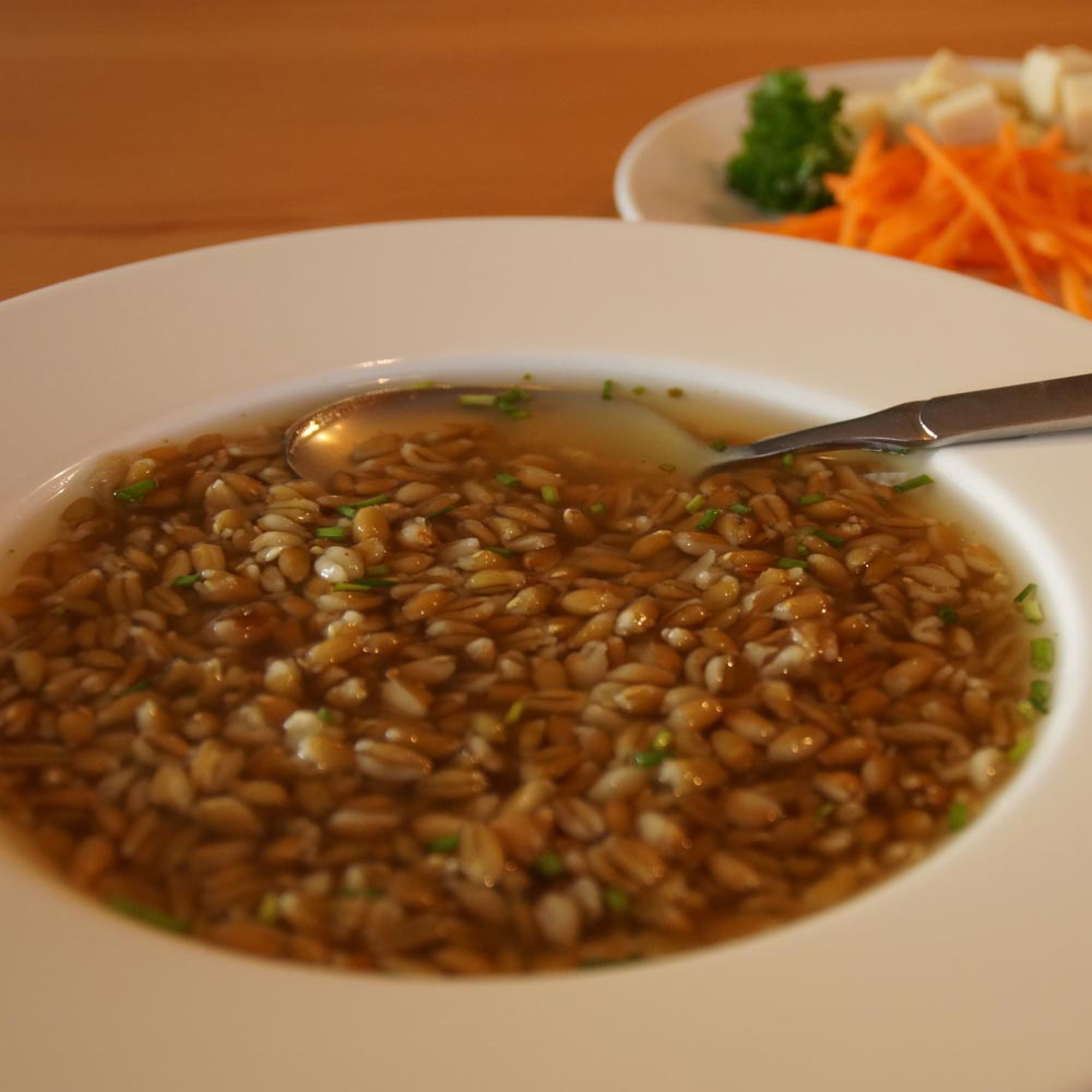 Ein Teller mit leckerer Grünkernsuppe